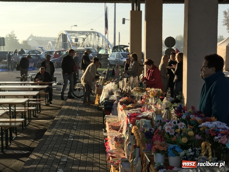 Zdjęcie w galerii na portalu naszraciborz.pl: Jarmark na granicy. Sprzedający zajmowali miejsca już wczoraj wieczorem  wiadomości z regionu
