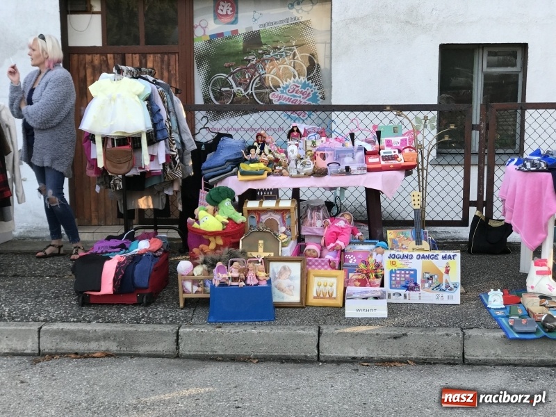 Zdjęcie w galerii na portalu naszraciborz.pl: Jarmark na granicy. Sprzedający zajmowali miejsca już wczoraj wieczorem  wiadomości z regionu