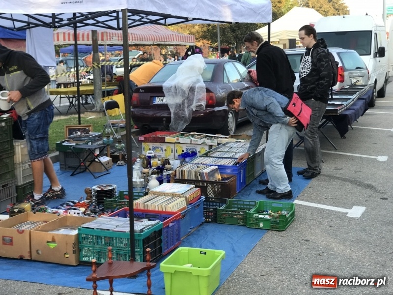 Zdjęcie w galerii na portalu naszraciborz.pl: Jarmark na granicy. Sprzedający zajmowali miejsca już wczoraj wieczorem  wiadomości z regionu