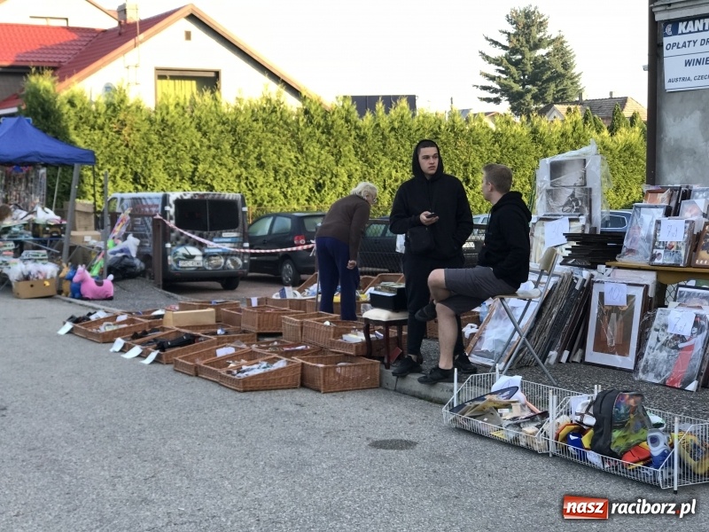 Zdjęcie w galerii na portalu naszraciborz.pl: Jarmark na granicy. Sprzedający zajmowali miejsca już wczoraj wieczorem  wiadomości z regionu