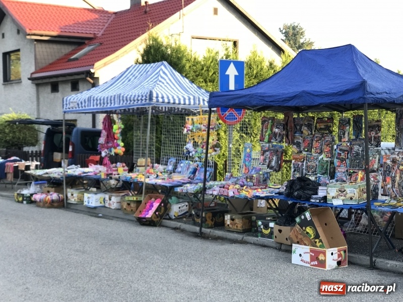 Zdjęcie w galerii na portalu naszraciborz.pl: Jarmark na granicy. Sprzedający zajmowali miejsca już wczoraj wieczorem  wiadomości z regionu