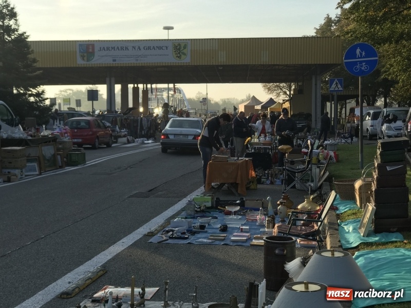 Zdjęcie w galerii na portalu naszraciborz.pl: Jarmark na granicy. Sprzedający zajmowali miejsca już wczoraj wieczorem  wiadomości z regionu