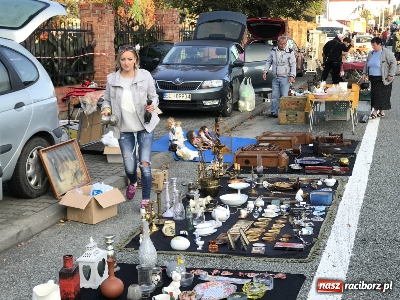 Zdjęcie w galerii na portalu naszraciborz.pl: Jarmark na granicy. Sprzedający zajmowali miejsca już wczoraj wieczorem  wiadomości z regionu