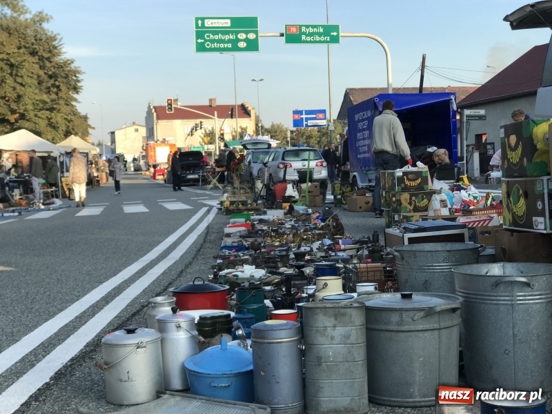 Zdjęcie w galerii na portalu naszraciborz.pl: Jarmark na granicy. Sprzedający zajmowali miejsca już wczoraj wieczorem  wiadomości z regionu