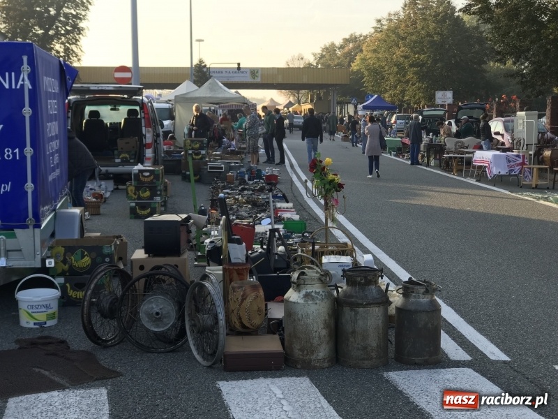 Zdjęcie w galerii na portalu naszraciborz.pl: Jarmark na granicy. Sprzedający zajmowali miejsca już wczoraj wieczorem  wiadomości z regionu