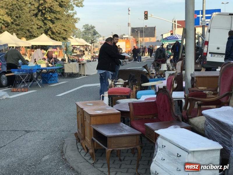 Zdjęcie w galerii na portalu naszraciborz.pl: Jarmark na granicy. Sprzedający zajmowali miejsca już wczoraj wieczorem  wiadomości z regionu