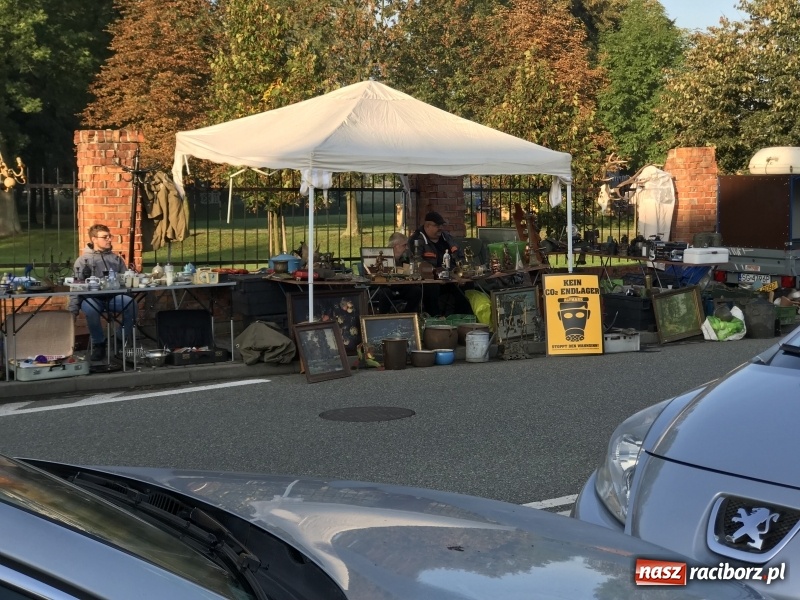 Zdjęcie w galerii na portalu naszraciborz.pl: Jarmark na granicy. Sprzedający zajmowali miejsca już wczoraj wieczorem  wiadomości z regionu