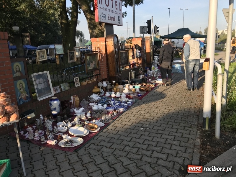 Zdjęcie w galerii na portalu naszraciborz.pl: Jarmark na granicy. Sprzedający zajmowali miejsca już wczoraj wieczorem  wiadomości z regionu