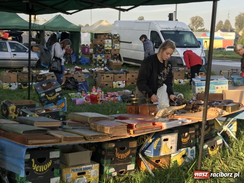 Zdjęcie w galerii na portalu naszraciborz.pl: Jarmark na granicy. Sprzedający zajmowali miejsca już wczoraj wieczorem  wiadomości z regionu