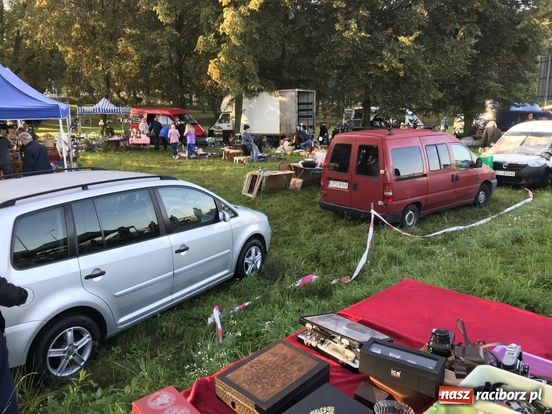 Zdjęcie w galerii na portalu naszraciborz.pl: Jarmark na granicy. Sprzedający zajmowali miejsca już wczoraj wieczorem  wiadomości z regionu
