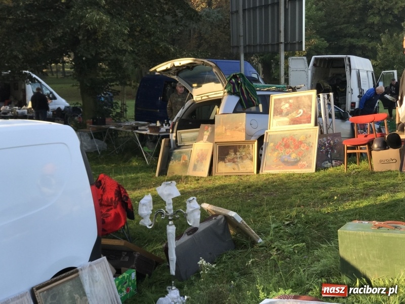 Zdjęcie w galerii na portalu naszraciborz.pl: Jarmark na granicy. Sprzedający zajmowali miejsca już wczoraj wieczorem  wiadomości z regionu