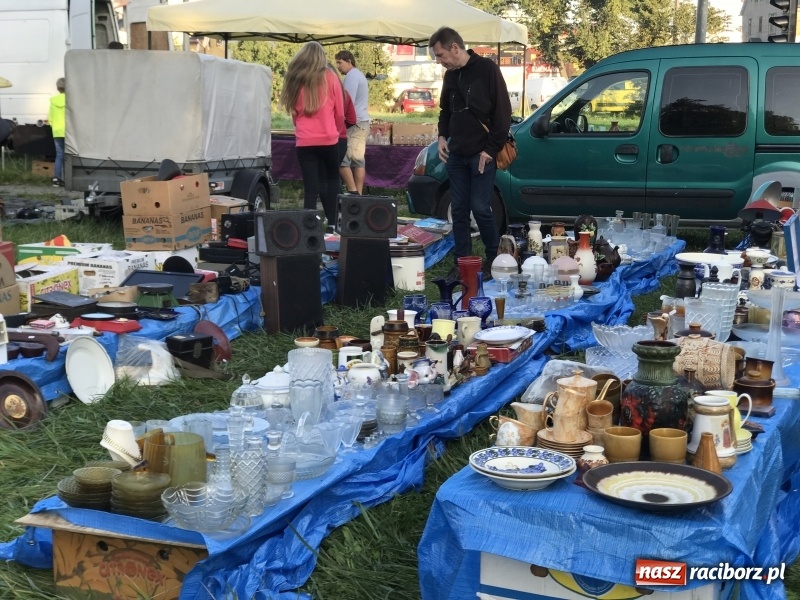 Zdjęcie w galerii na portalu naszraciborz.pl: Jarmark na granicy. Sprzedający zajmowali miejsca już wczoraj wieczorem  wiadomości z regionu