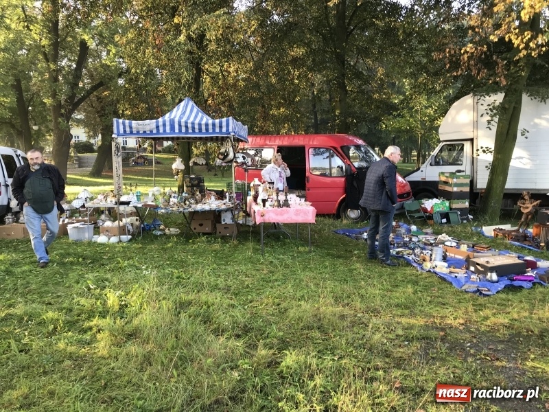 Zdjęcie w galerii na portalu naszraciborz.pl: Jarmark na granicy. Sprzedający zajmowali miejsca już wczoraj wieczorem  wiadomości z regionu