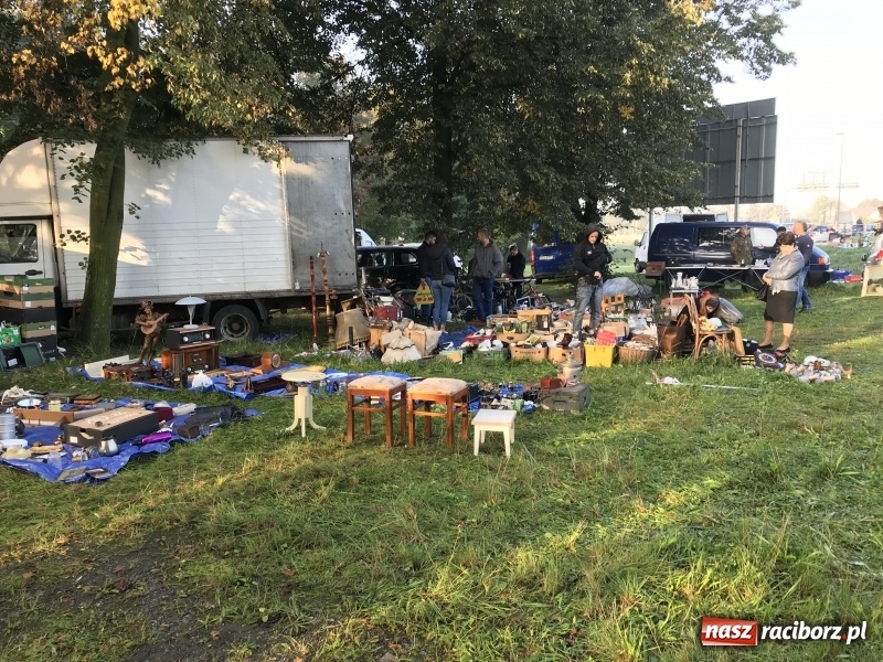 Zdjęcie w galerii na portalu naszraciborz.pl: Jarmark na granicy. Sprzedający zajmowali miejsca już wczoraj wieczorem  wiadomości z regionu