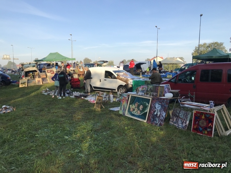 Zdjęcie w galerii na portalu naszraciborz.pl: Jarmark na granicy. Sprzedający zajmowali miejsca już wczoraj wieczorem  wiadomości z regionu