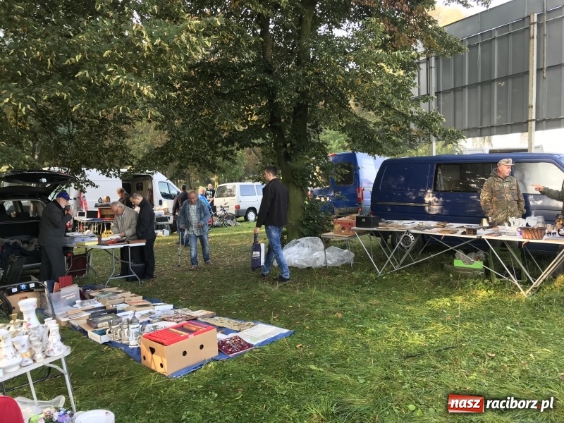 Zdjęcie w galerii na portalu naszraciborz.pl: Jarmark na granicy. Sprzedający zajmowali miejsca już wczoraj wieczorem  wiadomości z regionu