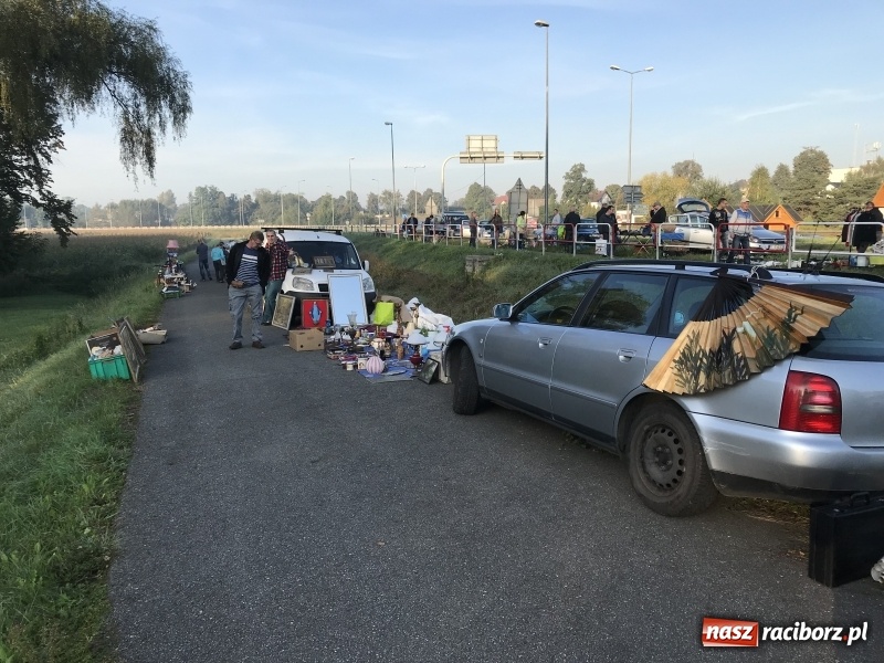 Zdjęcie w galerii na portalu naszraciborz.pl: Jarmark na granicy. Sprzedający zajmowali miejsca już wczoraj wieczorem  wiadomości z regionu