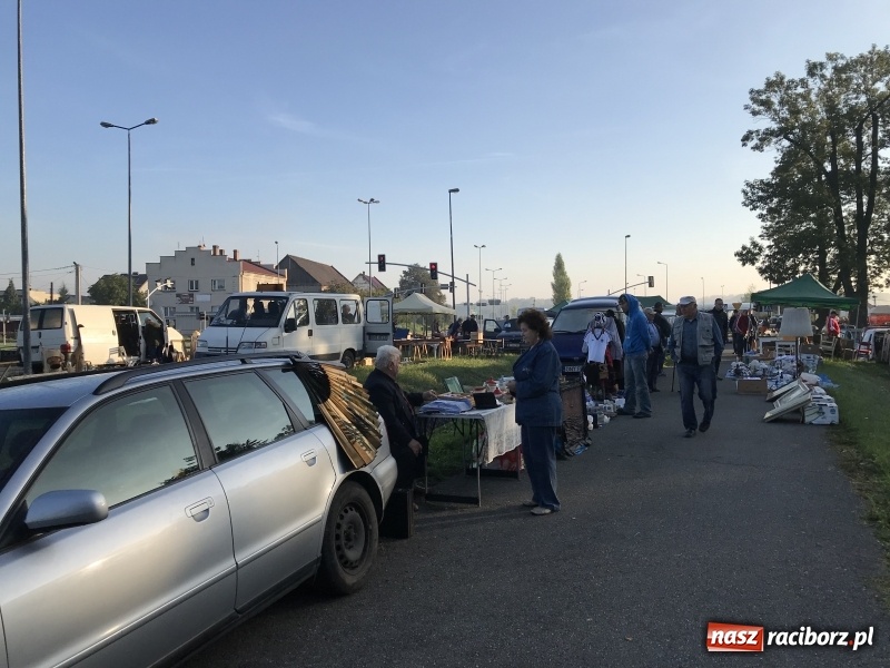 Zdjęcie w galerii na portalu naszraciborz.pl: Jarmark na granicy. Sprzedający zajmowali miejsca już wczoraj wieczorem  wiadomości z regionu