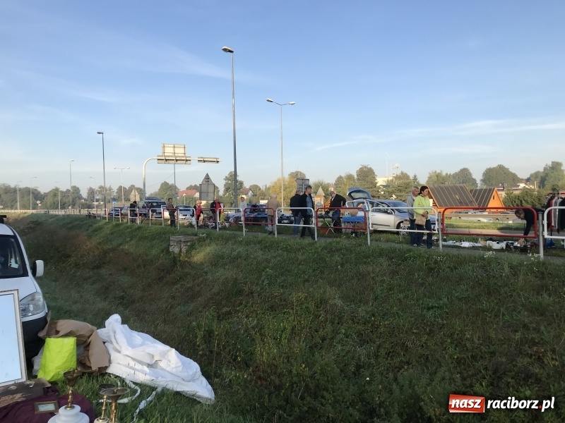 Zdjęcie w galerii na portalu naszraciborz.pl: Jarmark na granicy. Sprzedający zajmowali miejsca już wczoraj wieczorem  wiadomości z regionu