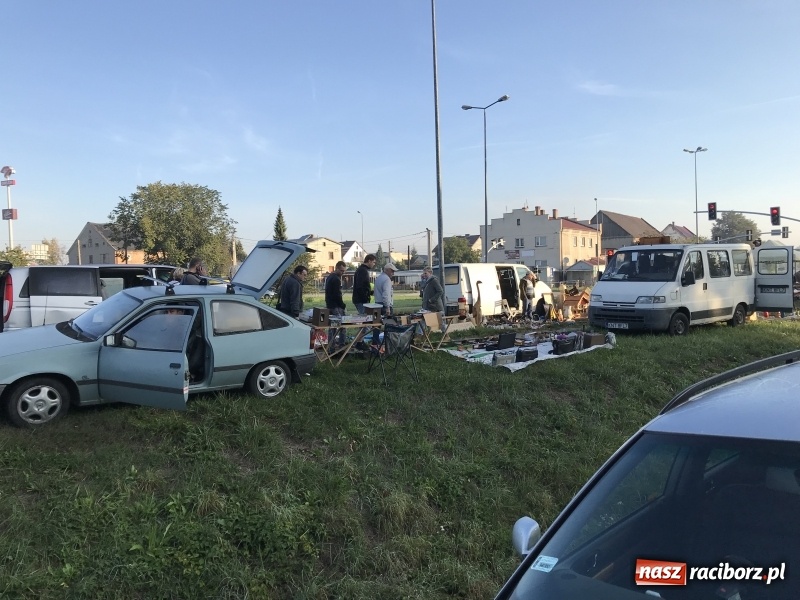 Zdjęcie w galerii na portalu naszraciborz.pl: Jarmark na granicy. Sprzedający zajmowali miejsca już wczoraj wieczorem  wiadomości z regionu
