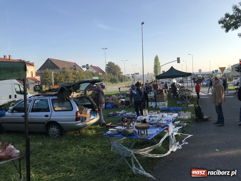 Zdjęcie w galerii na portalu naszraciborz.pl: Jarmark na granicy. Sprzedający zajmowali miejsca już wczoraj wieczorem  wiadomości z regionu