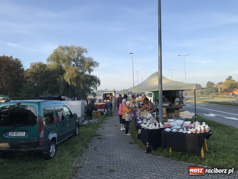 Zdjęcie w galerii na portalu naszraciborz.pl: Jarmark na granicy. Sprzedający zajmowali miejsca już wczoraj wieczorem  wiadomości z regionu