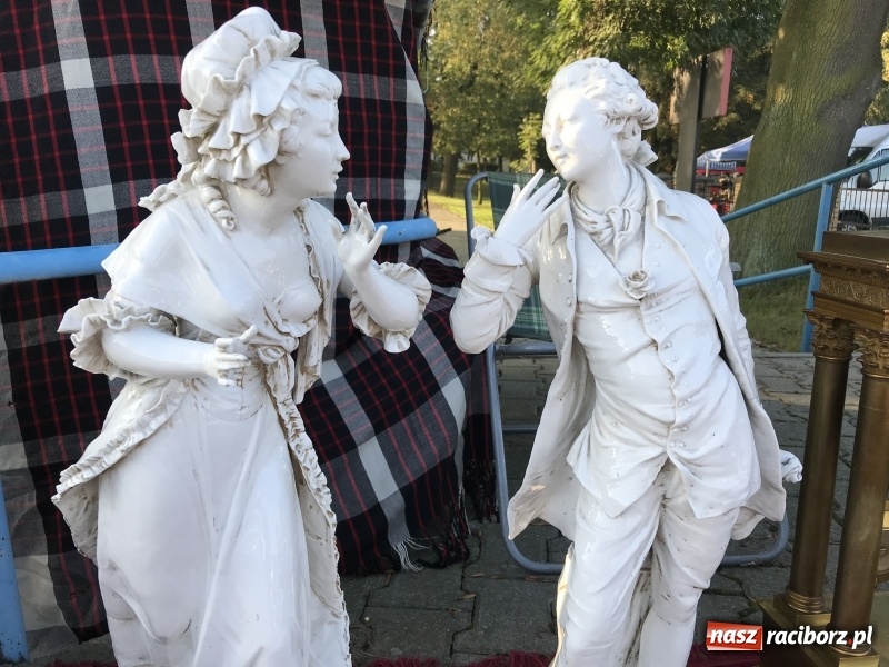 Zdjęcie w galerii na portalu naszraciborz.pl: Jarmark na granicy. Sprzedający zajmowali miejsca już wczoraj wieczorem  wiadomości z regionu