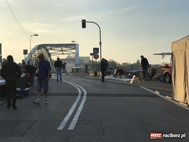 Zdjęcie w galerii na portalu naszraciborz.pl: Jarmark na granicy. Sprzedający zajmowali miejsca już wczoraj wieczorem  wiadomości z regionu