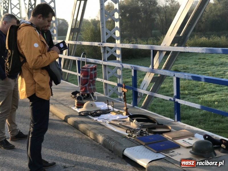 Zdjęcie w galerii na portalu naszraciborz.pl: Jarmark na granicy. Sprzedający zajmowali miejsca już wczoraj wieczorem  wiadomości z regionu