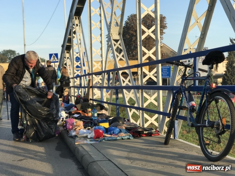 Zdjęcie w galerii na portalu naszraciborz.pl: Jarmark na granicy. Sprzedający zajmowali miejsca już wczoraj wieczorem  wiadomości z regionu