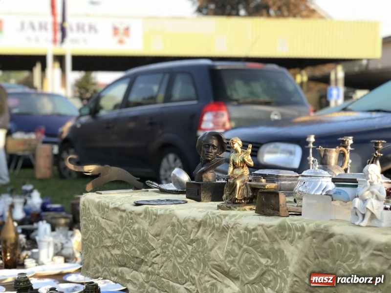 Zdjęcie w galerii na portalu naszraciborz.pl: Jarmark na granicy. Sprzedający zajmowali miejsca już wczoraj wieczorem  wiadomości z regionu