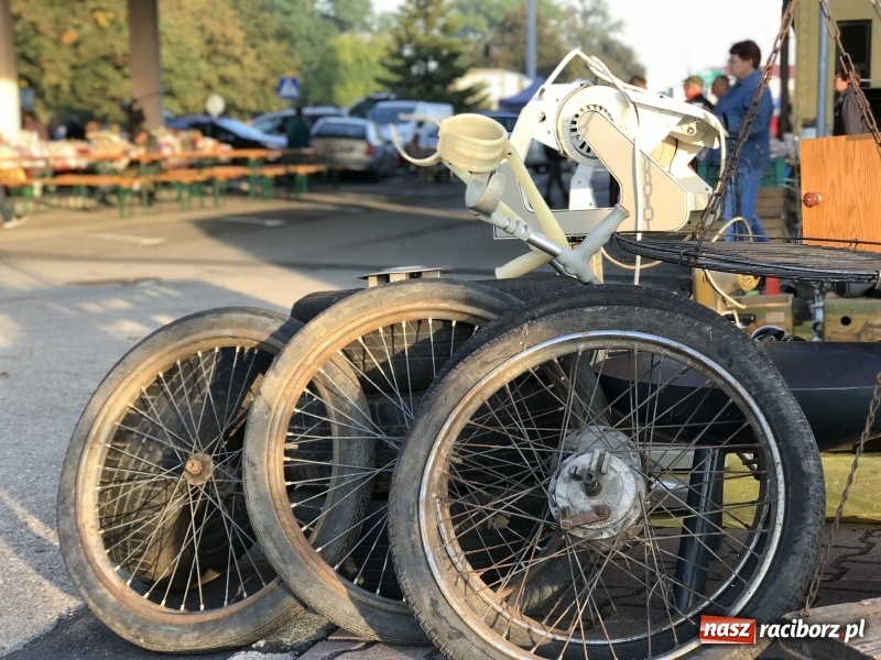 Zdjęcie w galerii na portalu naszraciborz.pl: Jarmark na granicy. Sprzedający zajmowali miejsca już wczoraj wieczorem  wiadomości z regionu