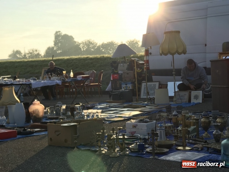 Zdjęcie w galerii na portalu naszraciborz.pl: Jarmark na granicy. Sprzedający zajmowali miejsca już wczoraj wieczorem  wiadomości z regionu