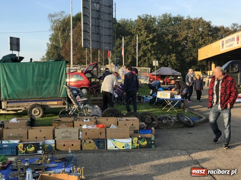 Zdjęcie w galerii na portalu naszraciborz.pl: Jarmark na granicy. Sprzedający zajmowali miejsca już wczoraj wieczorem  wiadomości z regionu