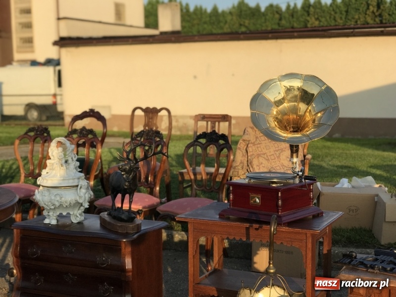 Zdjęcie w galerii na portalu naszraciborz.pl: Jarmark na granicy. Sprzedający zajmowali miejsca już wczoraj wieczorem  wiadomości z regionu