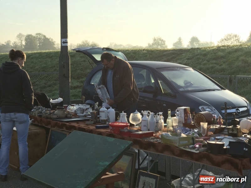 Zdjęcie w galerii na portalu naszraciborz.pl: Jarmark na granicy. Sprzedający zajmowali miejsca już wczoraj wieczorem  wiadomości z regionu