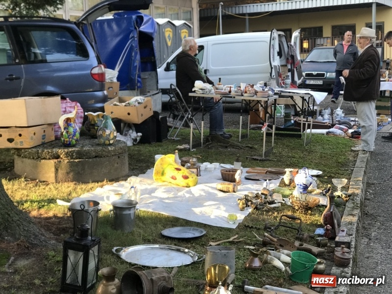 Zdjęcie w galerii na portalu naszraciborz.pl: Jarmark na granicy. Sprzedający zajmowali miejsca już wczoraj wieczorem  wiadomości z regionu