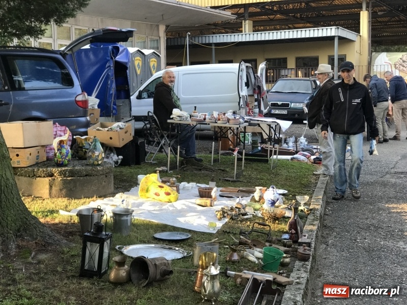 Zdjęcie w galerii na portalu naszraciborz.pl: Jarmark na granicy. Sprzedający zajmowali miejsca już wczoraj wieczorem  wiadomości z regionu