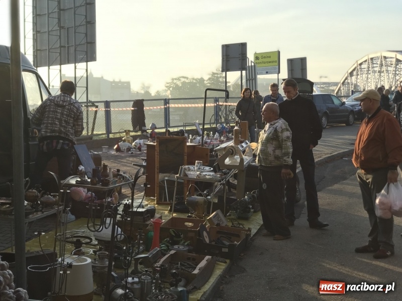 Zdjęcie w galerii na portalu naszraciborz.pl: Jarmark na granicy. Sprzedający zajmowali miejsca już wczoraj wieczorem  wiadomości z regionu