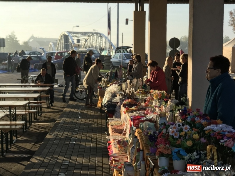 Zdjęcie w galerii na portalu naszraciborz.pl: Jarmark na granicy. Sprzedający zajmowali miejsca już wczoraj wieczorem  wiadomości z regionu