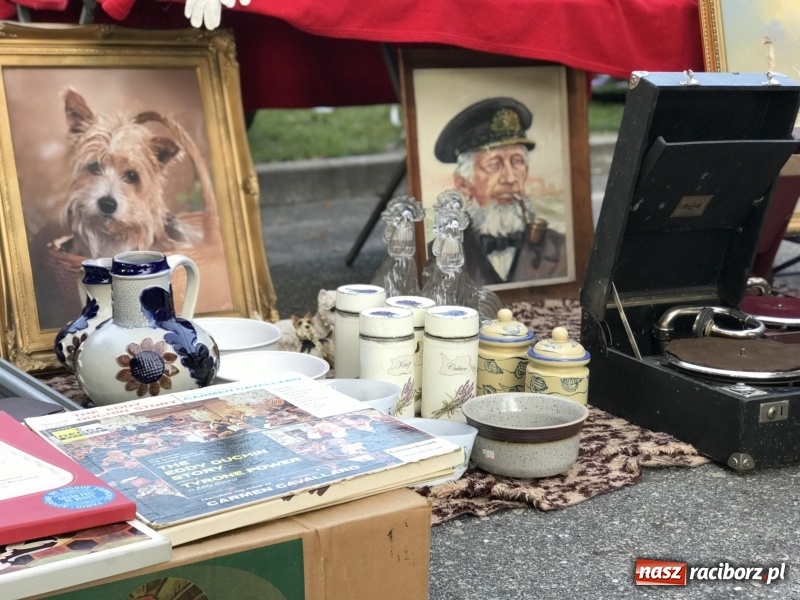 Zdjęcie w galerii na portalu naszraciborz.pl: Jarmark na granicy. Sprzedający zajmowali miejsca już wczoraj wieczorem  wiadomości z regionu