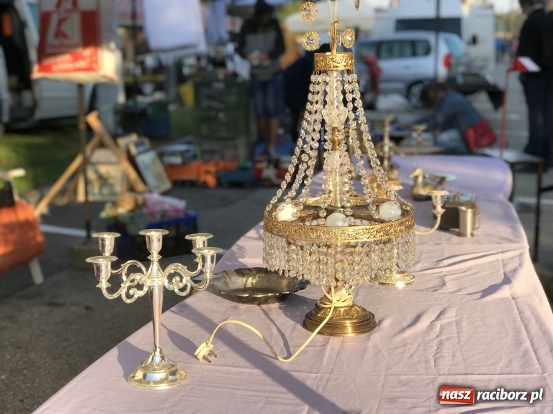 Zdjęcie w galerii na portalu naszraciborz.pl: Jarmark na granicy. Sprzedający zajmowali miejsca już wczoraj wieczorem  wiadomości z regionu