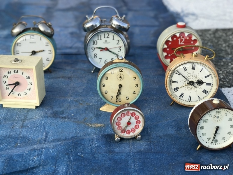 Zdjęcie w galerii na portalu naszraciborz.pl: Jarmark na granicy. Sprzedający zajmowali miejsca już wczoraj wieczorem  wiadomości z regionu