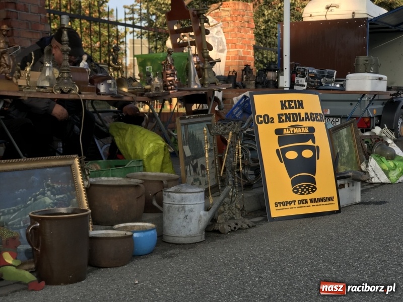 Zdjęcie w galerii na portalu naszraciborz.pl: Jarmark na granicy. Sprzedający zajmowali miejsca już wczoraj wieczorem  wiadomości z regionu