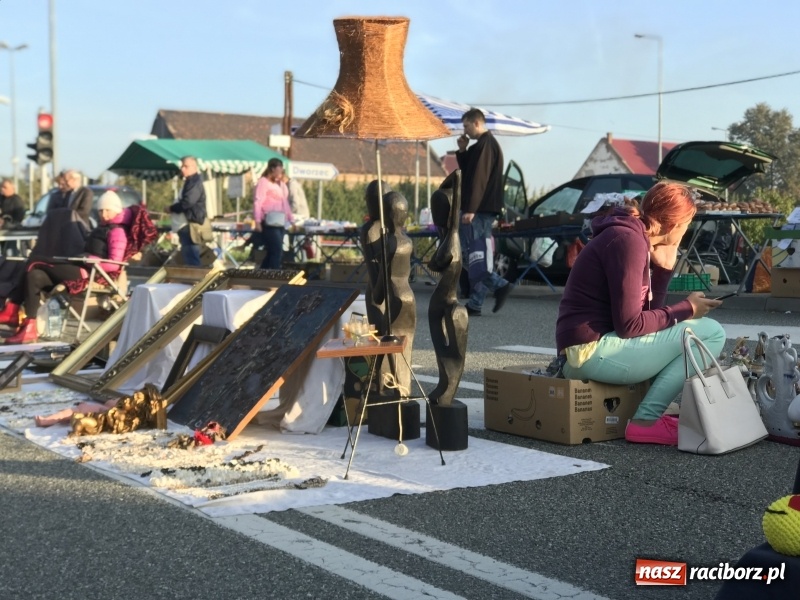Zdjęcie w galerii na portalu naszraciborz.pl: Jarmark na granicy. Sprzedający zajmowali miejsca już wczoraj wieczorem  wiadomości z regionu