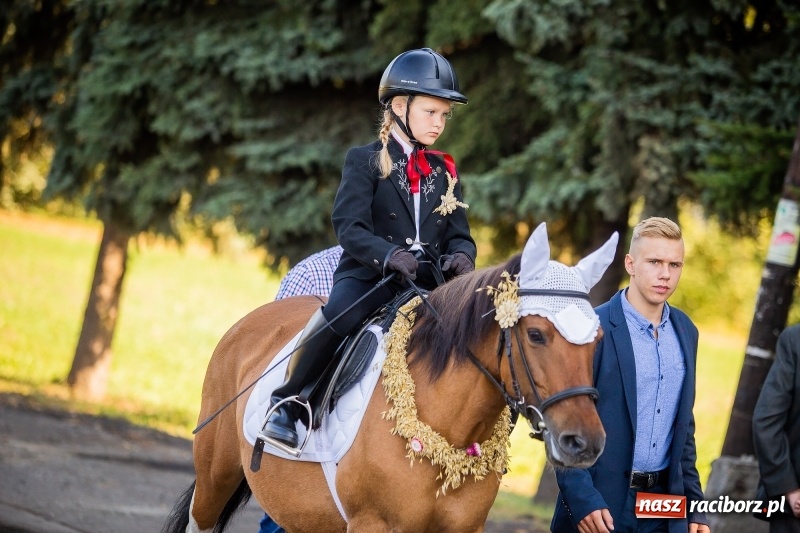 Zdjęcie w galerii na portalu naszraciborz.pl: Parafia Łubowice świętuje dożynki. Korowód ruszył z Grzegorzowic  wiadomości z regionu