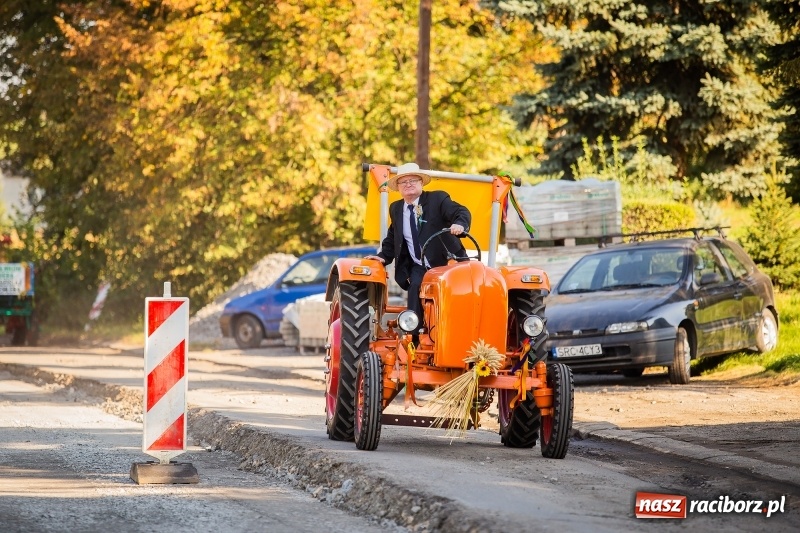 Zdjęcie w galerii na portalu naszraciborz.pl: Parafia Łubowice świętuje dożynki. Korowód ruszył z Grzegorzowic  wiadomości z regionu