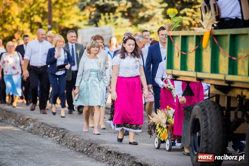 Zdjęcie w galerii na portalu naszraciborz.pl: Parafia Łubowice świętuje dożynki. Korowód ruszył z Grzegorzowic  wiadomości z regionu