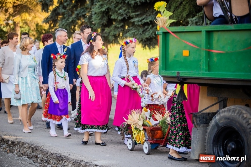 Zdjęcie w galerii na portalu naszraciborz.pl: Parafia Łubowice świętuje dożynki. Korowód ruszył z Grzegorzowic  wiadomości z regionu