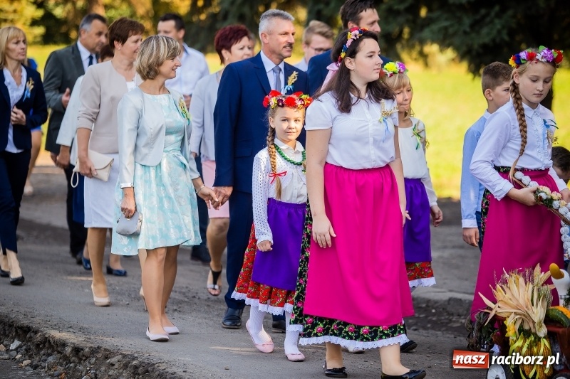 Zdjęcie w galerii na portalu naszraciborz.pl: Parafia Łubowice świętuje dożynki. Korowód ruszył z Grzegorzowic  wiadomości z regionu